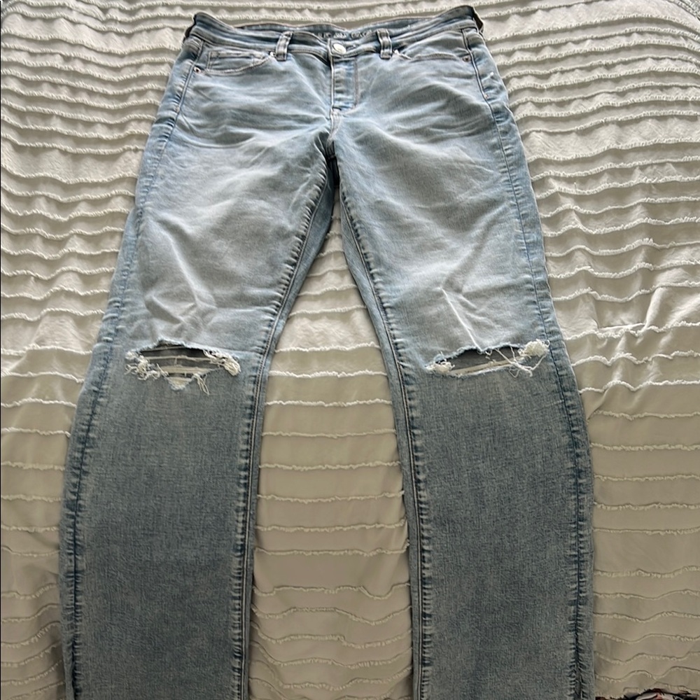 SIZE 8 WOMENS AMERICAN EAGLE MOM JEANS 
SELLING FOR $10